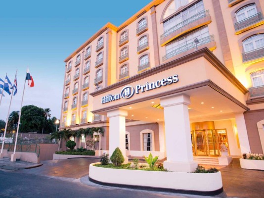 Dónde quedarse. El hotel convencional. O el hostal para estar con lo básico, o el Airbnb para conocer gente y bajar costos, o llamar a los amigos, primos lejanos y buscar esos parientes que tal vez puedan alojarte un par de días.
