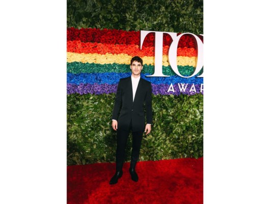 Darren Criss, el ganador de los Globos de Oro por su papel en la miniserie “The Assassination of Gianni Versace' deslumbró en la alfombra roja.