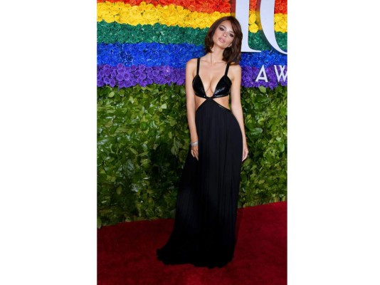 Emily Ratajkowski sorprendió con un arriesgado diseño de Michael Kors de escote delantero y trasero.