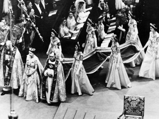 En 1952 Isabel II asciende al trono, tras la muerte de su padre.