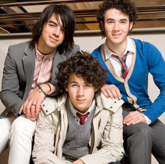 <b>The Jonas Brothers</b>Después de ver la película de Disney Channel, Camp Rock, ¡no podíamos decidir a quién elegir: Joe, Nick o Kevin! 