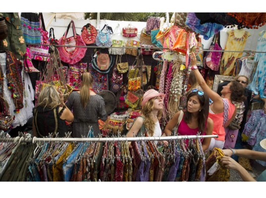 Al visitar Ibiza no te puedes perder el mercadillo Las Dalias que este año cumplió su 30 aniversario. Nació en 1985 con cinco puestos, y desde entonces congrega a artesanos de medio mundo que llenan los jardines de color y fantasía.
