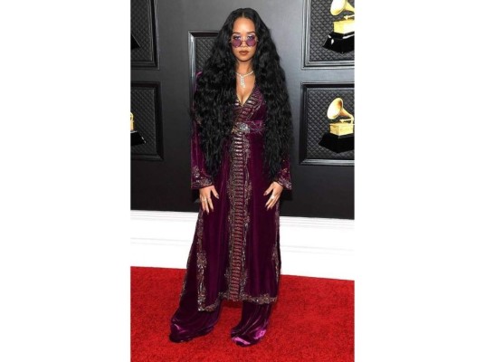 H.E.R. vistió un conjunto de terciopelo con un estilo muy bohemio que combinó con unas gafas del mismo color.