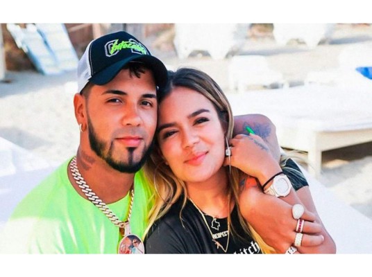 Anuel AA pide a Karol G que regresen durante concierto