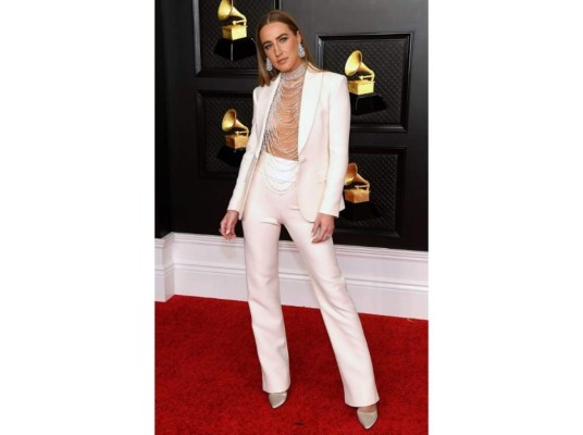 Ingrid Andress asistió al evento muy elegante con un esmoquin monocromático blanco con el detalle sexy de pedrería que usó como top.