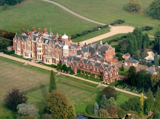 Sandringham House: Desde que la reina Isabel heredó esta residencia, fue el príncipe Felipe quien estuvo mucho tiempo a cargo de su mantenimiento y administración.