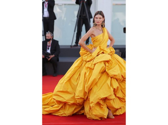 Bianca Balti <br/>Bianca mostró hermoso vestido de Dolce & Gabbana, complementado con joyería de la misma firma.<br/>