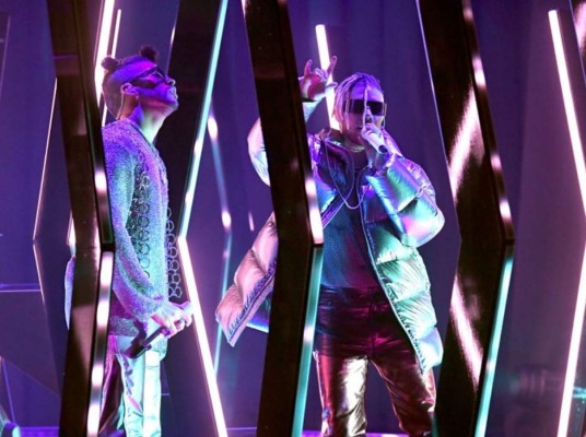 Bad Bunny y Jhay Cortéz representaron a América Latina cantando la pegadiza Dákiti. Benito fue galardonado en estos premios por uno de los tres discos que lanzó durante 2020, YHLQMDLG.