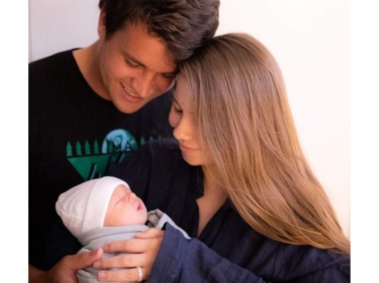 Bindi Irwin y Chandler Powell<br/> La hija de Steve Irwin le dio la bienvenida a su primogénita el pasado 25 de marzo, el día del aniversario de bodas con su esposo Powell.