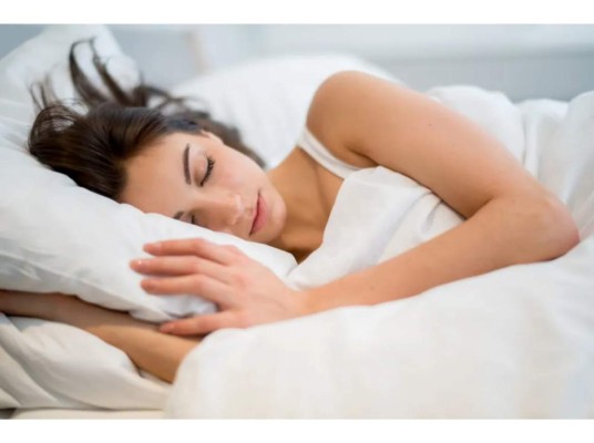 Ayuda a que tu piel y cuerpo respiren. Zonas como los pies, partes íntimas y las axilas, usualmente tapadas y todo el día cubiertas, son beneficiadas al dormir sin ropa debido a que respiran libremente y pueden reducir el riesgo de enfermedades de piel.