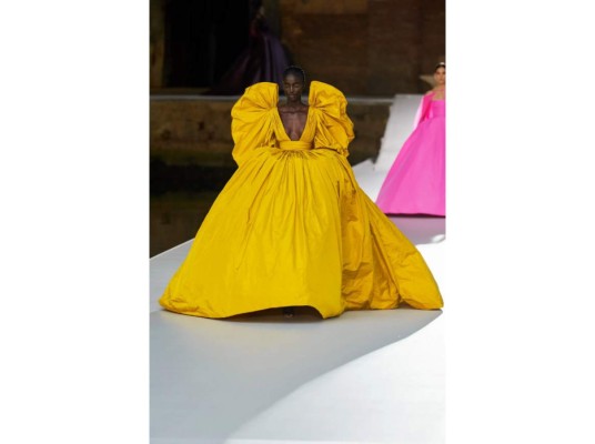 El amarillo es uno de los colores más elegantes y lucidos en esta temporada.