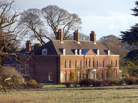 Anmer Hall: Esta casa fue el regalo de bodas por parte de la reina a los duques de Cambridge. Vivieron allí hasta que se mudaron al Kensington Palace.