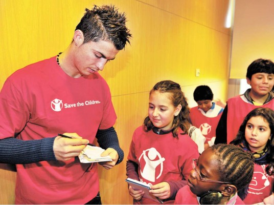 Vida altruista.<br/>No solo entre goles, trofeos y prensa rosa esta el nombre de Cristiano Ronaldo. Su vida fuera de las canchas la aprovecha también para hacer obras de caridad. Hay muy pocas cosas que se saben de su labor altruista entre los que destacan que no tienen ningún tatuaje porque es donador constante de sangre. Además es donante de médula ósea, pagó el tratamiento para combatir el cáncer del niño Nuhazet Guardia Guillén quien tristemente falleció en 2013. Asimismo, costeó la cirugía cerebral de un bebé de 10 meses de edad en 2014. Apoya a 'Save the Childen' ayudando a los niños que están viviendo la guerra en Siria y subastó en 2011 a través de la fundación Real Madrid la Bota de Oro que ganó en 2011 para ayudar a los niños palestinos en Gaza.