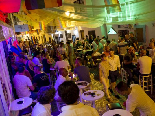 Ibiza es referente como destino para jóvenes de todo el mundo por su ajetreada vida nocturna. Esta expansión turística inició a finales de los 60 y durante los 70, permitiendo a la isla sostenerse por encima de sus recursos tradiciones como la pesca y la agricultura.