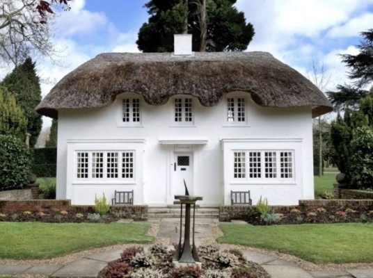 Y BWTHYN House: Es una cabaña miniatura que ha sido casa de juegos por los niños reales a través de los años.