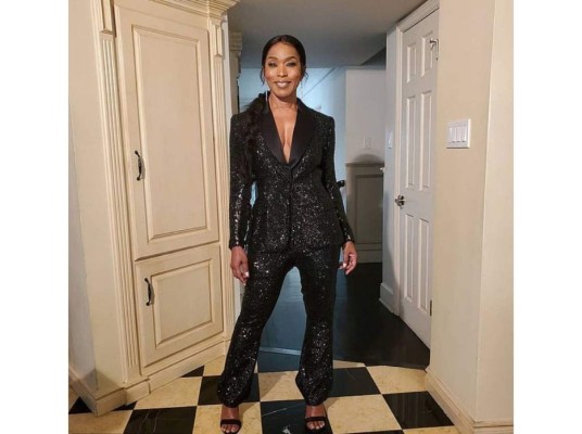 Angela Basset<br/> Los trajes y enterizos fueron uno de los estelares para la elección de vestimenta esta galardonada noche. Basset añadió utilizando un hermoso esmoquin negro con brillo. <br/>