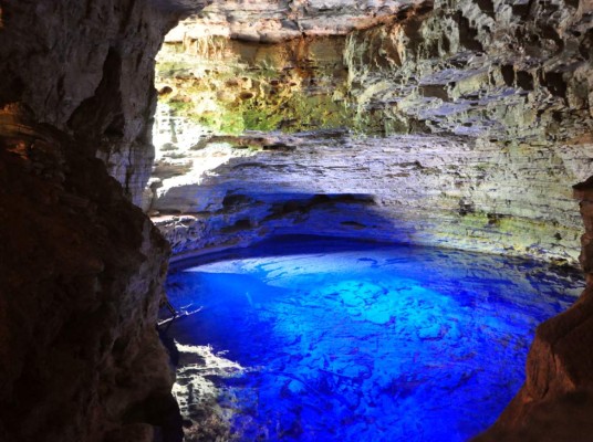 <br/>Pozo Azul en Parque Nacional Chapada Diamantina, Brasil<br/><br/>Ubicado cerca de la ciudad Bahía, esta cueva esta inundada con agua tan cristalina que permite ver el fondo de la gruta.