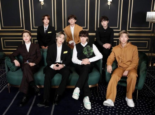 Los chicos de BTS combinaron la sobriedad de los trajes haciendo uso de sneakers un para lograr looks más relajados.