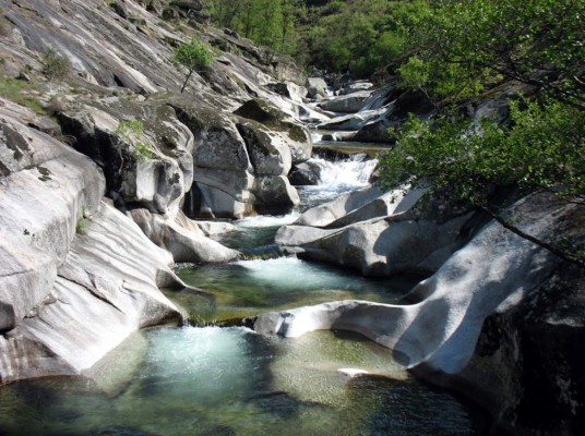 <br/>Piscinas Naturales en Cáceres, España<br/><br/>Al norte de la provincia de Cáceres en España, hay un río que atraviesa un lecho rocoso que debido al tipo de lecho da como resultado una serie de pozas y piscinas naturales