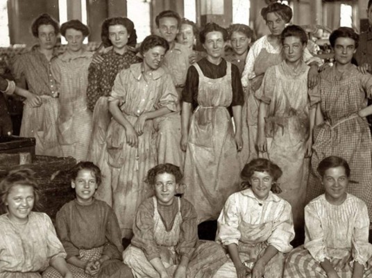 Periodo de transformación<br/> Pasada la revolución industrial, hubo un periodo que todas estas luchas se iban acrecentando, hasta llegar a marzo de 1857 con las ''garment workers'' en la ciudad de Nueva York, quienes organizaron una huelga demandando mejoras laborales, específicamente de salarios y condiciones.
