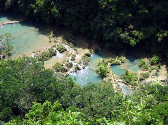 <br/>Semuc Champey, Guatemala<br/><br/>El pequeño cañón del río Cahabón, en Guatemala, brinda un increíble espectáculo natural que se asemeja a un paraíso escondido: sobre una formación rocosa conocida como Semuc Champey se forman unas piscinas naturales de color turquesa y aguas cristalinas.