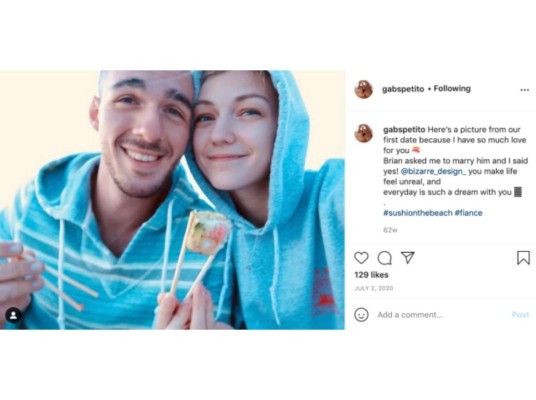 Antes de que Gabby publicara cada uno de sus viejes, ella publicó de primera una imagen de su compromiso con Laundrie.