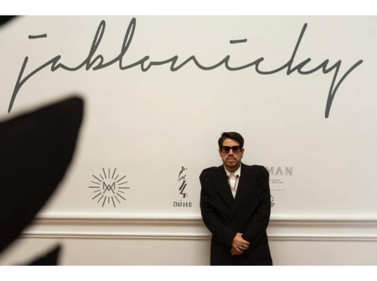Jurek Jablonicky ha sido reconocido desde hace mucho por sus trabajos dentro del mundo cinematográfico y sigue sorprendiendo, pues ahora acaba de estrenar dos proyectos distintos, uno llamado Búho 44, que es una productora de cine en la cual es cofundador, y también lanzó la primera colección a su nombre, entrando al mundo de la moda. Aquí te dejamos todos los detalles.