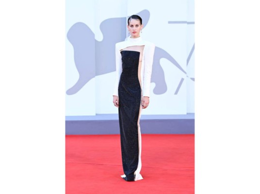 Milena Smit<br/> La actriz apostó por un atuendo al estilo futurista de Balmain que destaca por la transparencia geométrica y hombreras al estilo de los años 80.