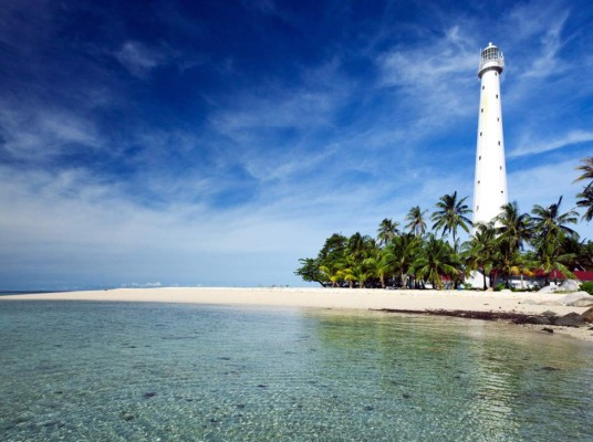 <br/>Isla Belitung en Indonesia<br/><br/>Este paraíso deconocido es una isla central con islotes rocosos y bancos de arena, alejados del bullicio.