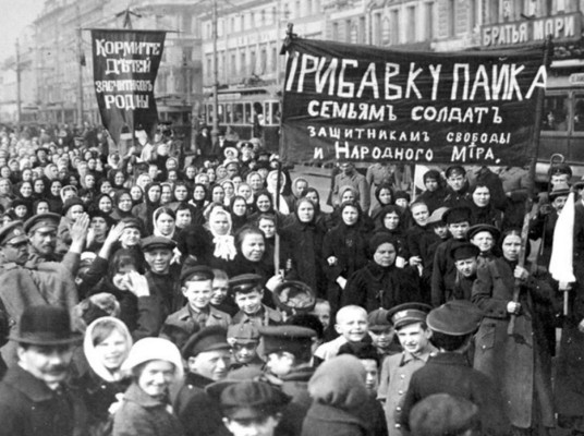 No ha nacido de un hecho en concreto<br/> El día internacional de la mujer ha sido por las varias manifestaciones y movimientos organizados de mujeres en los siglos anteriores, exigiendo mejoras en aspectos políticos, laborales y personales. <br/>