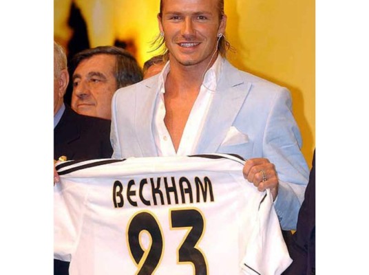 Por su parte, en 2003 Beckham firma millonario contrato con el Real Madrid.