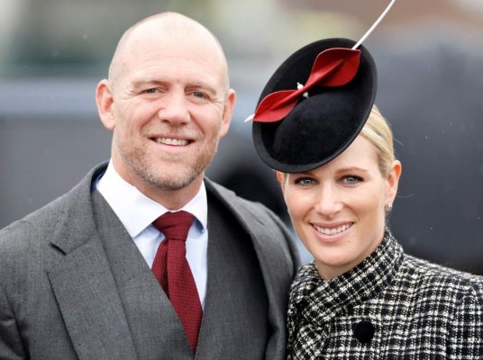 Zara Tindall y Mike Tindall<br/>La nieta de la reina Isabel dio a luz a su tercer hijo en el baño de su casa, así lo detalló su esposo el ex jugador de rugby para su podcast.