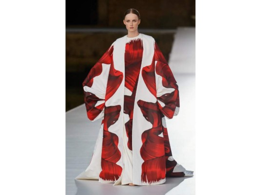 El desfile concluyó con este maxi vestido que simulaba la forma de un kimono confeccionado en un tejido rojo y blanco. ¡Realmente increíble!