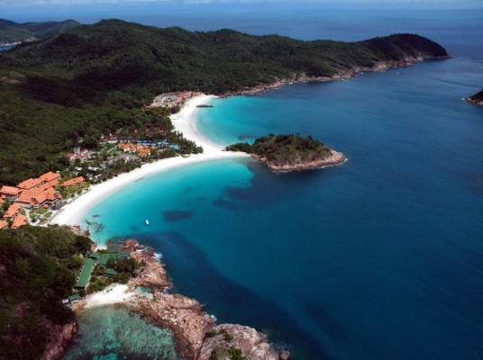 <br/>Pulau Redang<br/><br/>Un archipielago paradisíaco que da nombre a un parque marino. Salpicado de numerosas islas y promontorios rocosos en un mar turquesa. Playas de arena blanca, de suave pendiente, agua cristalina y salpicadas de promontorios rocosos, bordeados por palmeras componen este sitio idílico.