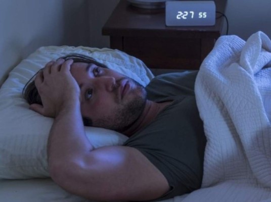 El insomnio puede ser causado por diversos factores, entre ellos el estrés sobre temas familiares, financieros, laborales o educativos.