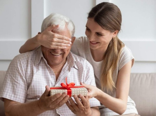 Ya está cerca el Día del Padre y hay muchos que desean regalar un detalle a su padre o esposo, pero no tienen mucha inspiración o simplemente no saben que le podría gustar. En este caso dejamos de lado los calcetines, lentes de sol y perfumes que regalan cada año, para poder escoger algo más creativo y original pensando en lo que le gusta.