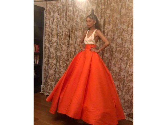 Zendaya<br/>La joven actriz utilizó un vestido bicolor de Valentino, con una voluminosa falda naranja, y usó un peinado con trenzas. <br/>