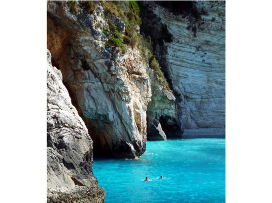 <br/>Cueva Azul en Isla de Paxos, Grecia<br/><br/>Embarcando desde Gaios, en la isla de Paxos, puedes explorar la costa turquesa de esta región griega, en su lado occidental, donde encontrarás enormes acantilados blancos y numerosas cuevas azules
