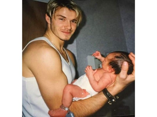La pareja recibe a su primer hijo, Brooklyn Joseph Beckham, en 1999.