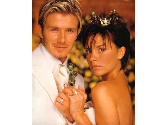 Año después de aceptar la propuesta del jugador de soccer, Victoria contrae matrimonio al lado de David un 4 de julio del año 1999.