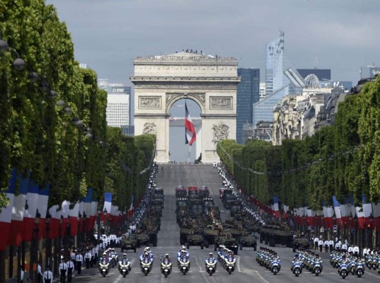 Hollande y Peña Nieto presiden desfile militar de la fiesta nacional francesa