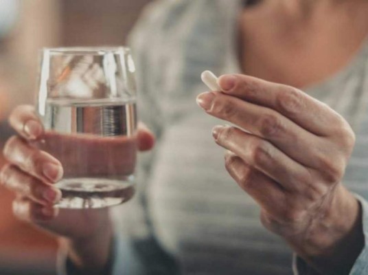 El insomnio crónico puede ser consecuencia de consumir ciertos fármacos o de algunas enfermedades.