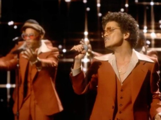 Bruno Mars estrenó su nuevo proyecto musical en vivo para los Grammy 2021, Silk Sonic, en conjunto al cantante Anderson Paak.