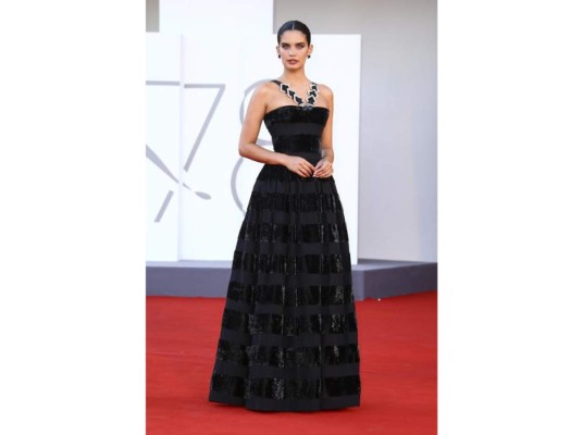 Sara Sampaio<br/>Se decidió por un look de la colección Otoño/Invierno 2008 de Armani.<br/>