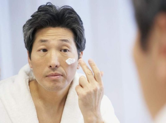 Los productos para el cuerpo y cara son vitales para nutrir la piel. En especial si tu padre se rasura o trabaja fuera de oficina, así que piensa en su skincare.