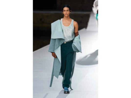 La combinación de colores no fue algo que hizo falta. Así se destaca en este outfit.