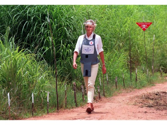 Diana atravesó un campo minado en 1997, un acto para demostrar su desacuerdo con las armas.