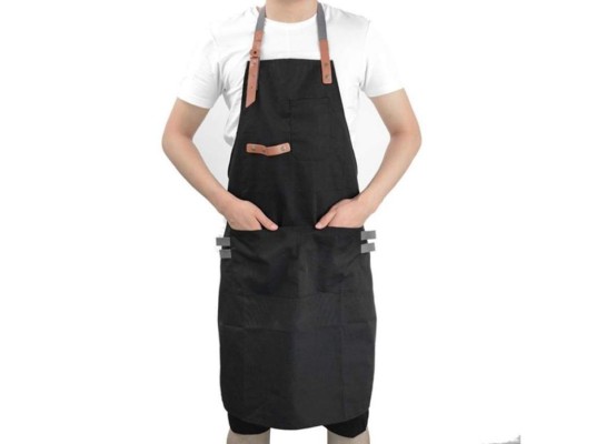 Si le gusta mucho cocinar, podrías optar por un delantal personalizado o con un mensaje que tenga un motivo del día especial.