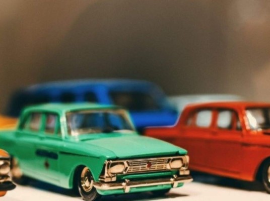 Si es coleccionista añade algo a su colección, hay muchos padres que les gusta los carros réplica de colección, encendedores, arte, entre muchas cosas más.