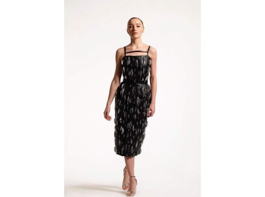 Phoebe Dynevor<br/> Apostó por un look más moderno, un vestido midi de cuero con aplicaciones ceñido de la cintura diseñado por Louis Vuitton y utilizando unas sandalias de color metálico. <br/>